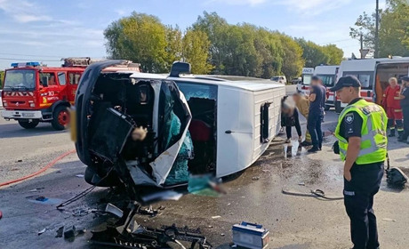 Поліцейські встановлюють обставини ДТП за участю рейсового мікроавтобуса та кросовера у Звягелі