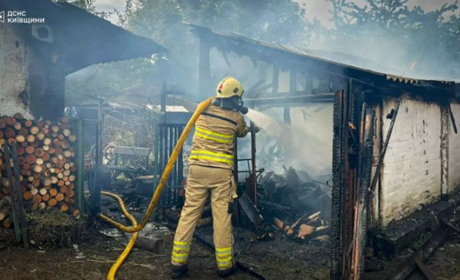 Пожежа у Фастові: вогонь охопив господарську будівлю та будинок
