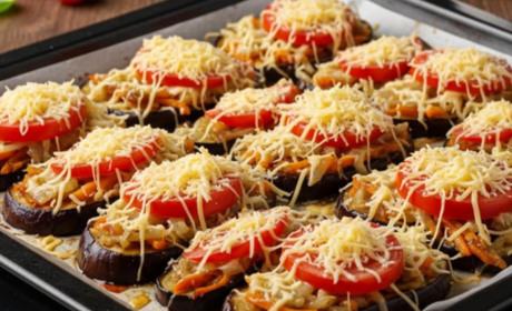 Готуємо сьогодні: баклажанові "язички" з сиром і овочами