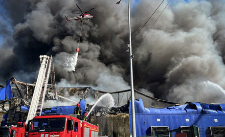 На Фастівщині триває масштабна пожежа на складах, залучено авіацію та сотні рятувальників