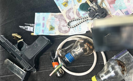 Закладки, наркотики й зброя: троє з Південноукраїнська постануть перед судом