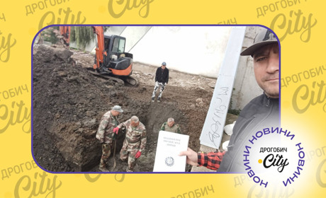 “Визволителі” лежать у домовинах з червоними шматами: на Вічному вогні ексгумують тіла солдатів