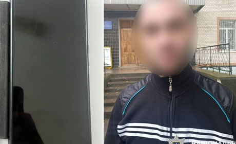 У Старокостянтинові чоловік обікрав знайому та побив її — поліція оголосила підозру