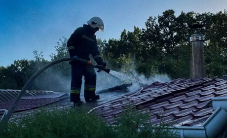 На Фастівщині рятувальники загасили пожежу у приватній лазні