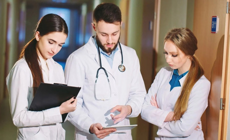 Молоді медики зможуть отримати 200 тисяч за роботу в селах і прифронтових громадах: умови