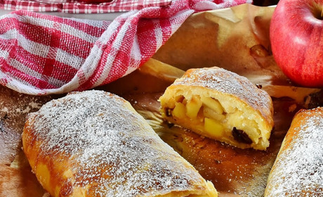 Готуємо сьогодні: смачний штрудель з родзинками та яблуками