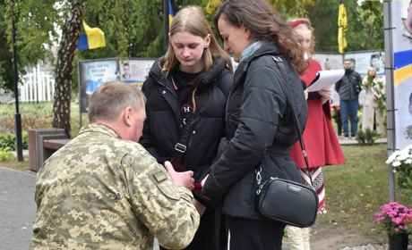 Алею Героїв у Переяславі продовжили імена восьми воїнів, рідним вручили посмертні нагороди ФОТО