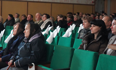 Глядачі — білі янголи та книга — на пам'ять. У Городку відбувся захід, який нагадав про силу героїв