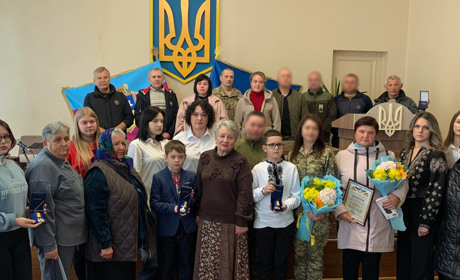 У Глухові вручили відзнаки рідним полеглих воїнів і нагородили військових, які захищають країну нині