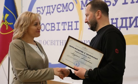 Старокостянтинівська освітянка отримала нагороду "Творча особистість 2025"