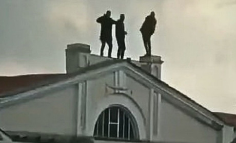 За хуліганство судили двох студентів, які напідпитку вилізли на дах палацу культури в Глухові