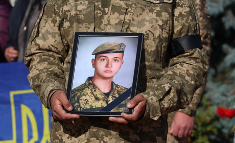 Південноукраїнськ попрощався з 26-річним воїном Романом Змерзлим