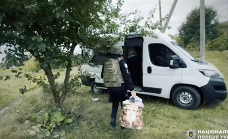 «Білі янголи» вивезли матір із сином та сусідку із зони постійних атак на Сумщині