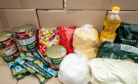 Івано-Франківська міськрада видає продуктові набори для ВПО пільгових категорій з Херсонщини