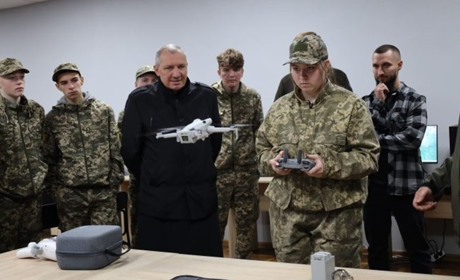 Учні навчаються керувати дронами: у Бориславі відкрили осередок Захисту України