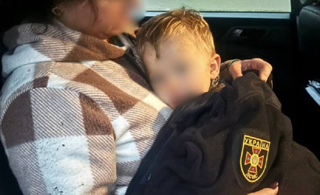 На Фастівщині рятувальники знайшли зниклого дворічного хлопчика у лісі