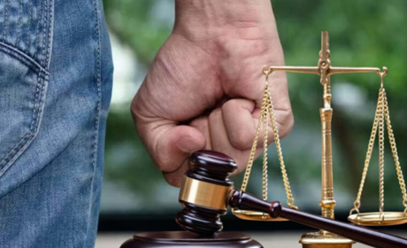 У Глухові судили чоловіка, який побив товариша кочергою до смерті