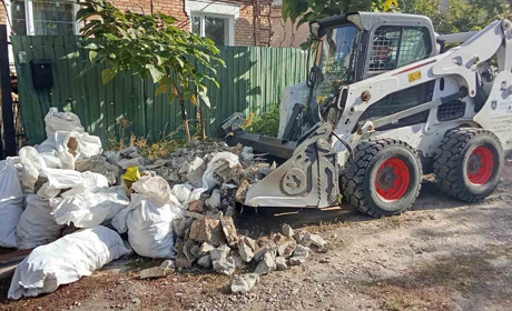 У Нікополі комунальники ліквідовують наслідки обстрілів та продовжують роботи з благоустрою міста