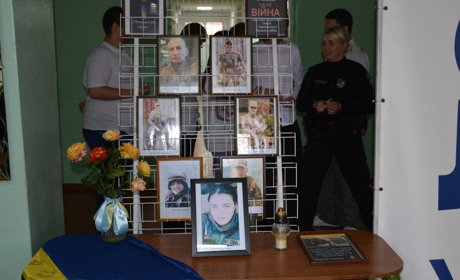 У СШ№1 відкрили меморіальну дошку Героїні Яні Сілікіній