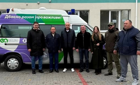 Коли кожна хвилина важлива: лікарня отримала новий санітарний автомобіль