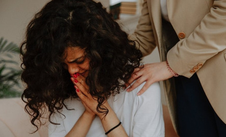 "Не можна казати “все буде добре”": як правильно говорити з людьми, які пережили втрату