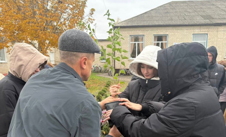 Бузок у пам’ять про героя: у Сватках заклали бузкову алею на честь захисника Олексія Василенка