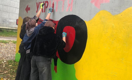 Укриття у Шостці перетворилося на полотно у стилі Примаченко