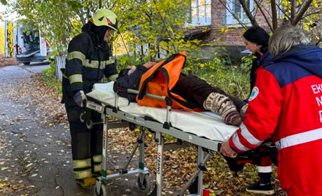 У Старокостянтинові літня жінка впала в льох: її дістали рятувальники