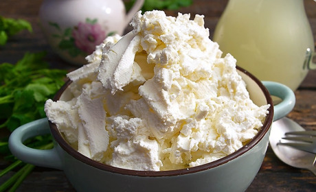 Рецепти страв з м’якого сиру: коржі з зеленню, львівський сирник та запіканка в мультиварці