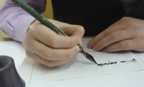 Назад у минуле: у російських школах дітей навчатимуть користуватися пером і логарифмічною лінійкою