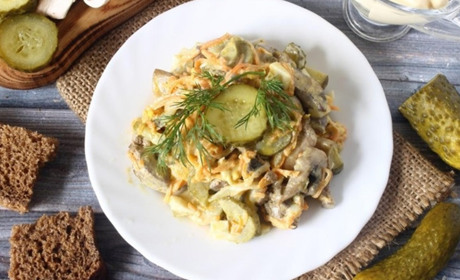 Рецепт дня: салат з печінкою, грибами й огірками