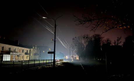 Темне, але живе місто: як виглядає Тростянець під час відключень світла