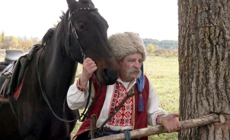 Коні, що лікують душу: старокостянтинівець Федір Лавров допомагає військовим через іпотерапію