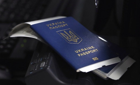 Чому скасоване продовження терміну дії закордонних паспортів: пояснення МЗС