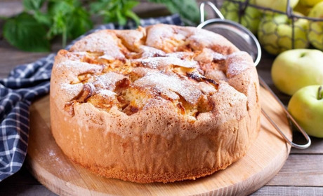 Повітряна шарлотка з яблуками: простий покроковий рецепт