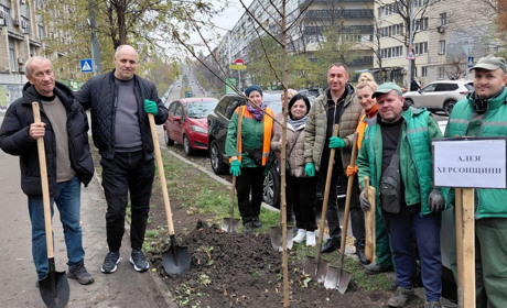Херсонці в Києві створили алею Перемоги: висадили дерева на честь 3-ї річниці визволення Херсона