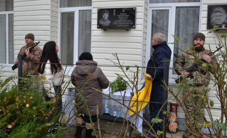 У Краснолуцькій громаді відкрили меморіальну дошку загиблому захиснику Станіславу Близнюку