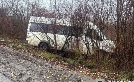 П’ятеро людей травмовано: поліція розслідує ДТП з рейсовим мікроавтобусом поблизу Старокостянтинова