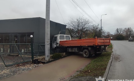 На Кременеччині вантажівка вʼїхала в магазин