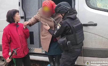 Евакуація з 5-кілометрової зони: Поліцейські врятували 73-річну жінку та її вірного Дружка