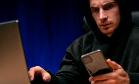 Дві історії, один підсумок. У Первомайську шахраї вкотре збагатились завдяки довірливим людям