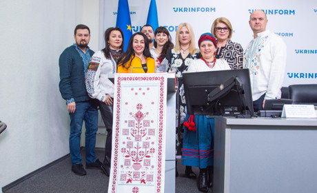 Леся Чернюк презентувала рушник «Гостина з Енеїдою» з вишитими QR-кодами рецептів українських страв