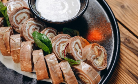 Класичний та закарптаський: рецепти ніжного та смачного печінкового рулету в духовці