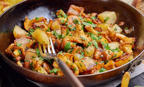 Печеня з лисичками та індичкою: ароматна домашня страва в духовці