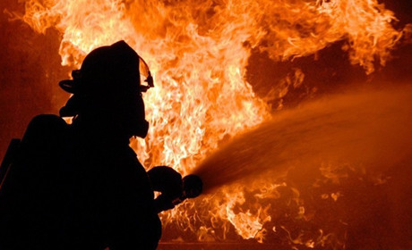 У селі Доброгостів горіла господарська будівля: вогонь міг перекинутися на житловий будинок та авто