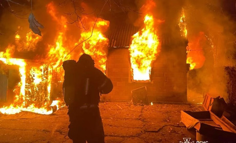 Горіли дах та майно: у Жовтих Водах палав будинок