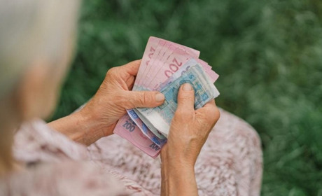 Фейки про підтвердження віку для отримання пенсії ширяться месенджерами: як не потрапити на шахраїв