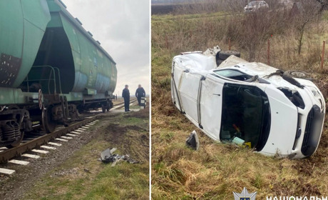 На Старокостянтинівщині мікроавтобус проїхав на червоний і зіткнувся з локомотивом