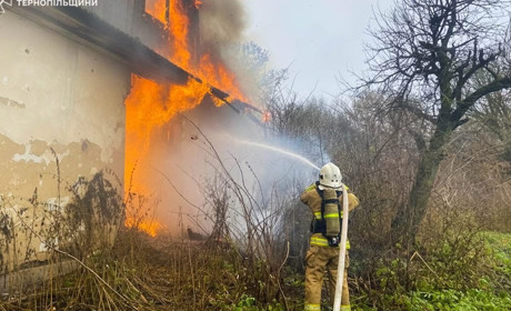 На Кременеччині горіла закинута будівля