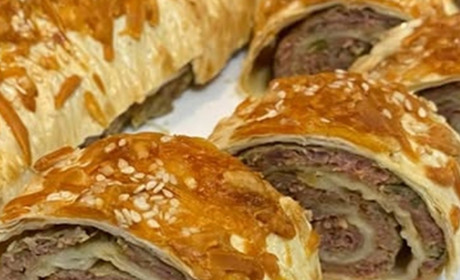 Готуємо сьогодні: апетитний швидкий рулет із лаваша з м'ясною начинкою та кунжутом